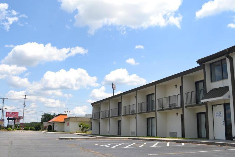 Super 8 By Wyndham Rocky Mount I-95 Exit 145 Hotel Battleboro Bagian luar foto